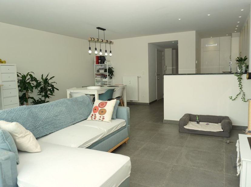 Appartement 2 chambres à coucher non-meublé situé Karel Janssenslaan  5ième étage - Appartement se composant de : hall, living avec vue dégagée sur le