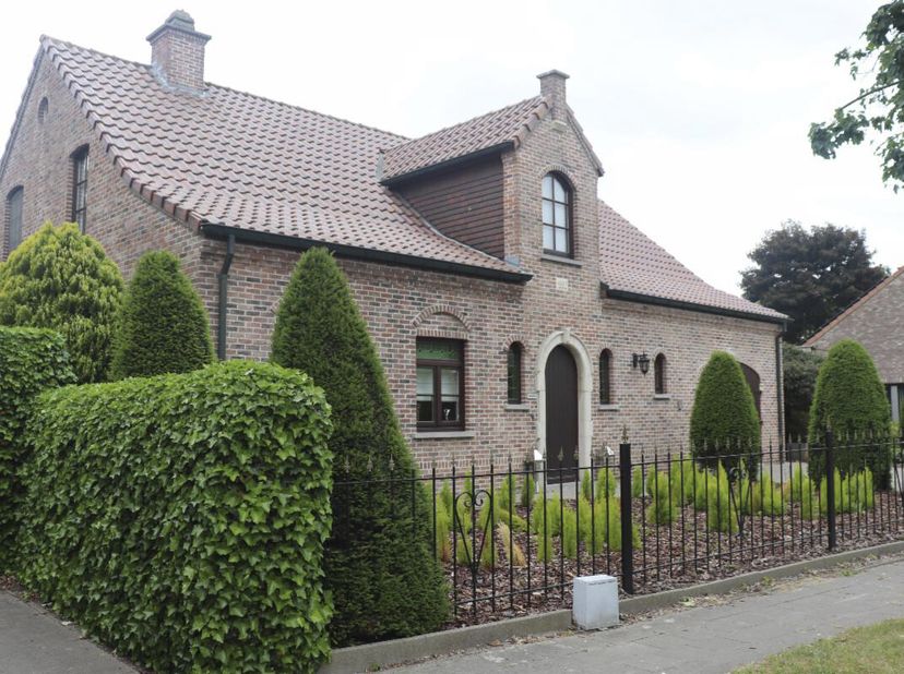 CHARMANTE ALLEENSTAANDE WONING MET GROTE TUIN &lt;br /&gt;
 &lt;br /&gt;
In een rustige en groene buurt van Beveren vind je deze charmante alleenstaande woning, i