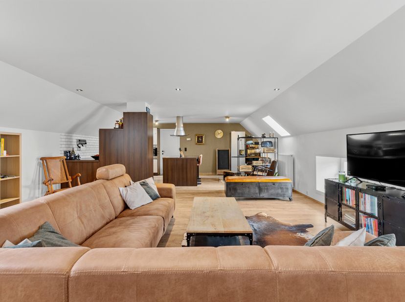 Welkom in dit prachtig gerenoveerde appartement van 203 m², ideaal gelegen in het centrum van Ronse. Hier geniet je van een moderne afwerking, een rui