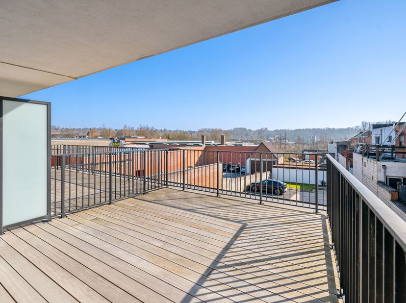Cet appartement de deux chambres se trouve au premier étage de cette nouvelle résidence. L&#039;appartement comprend un hall d&#039;entrée menant à la salle à m