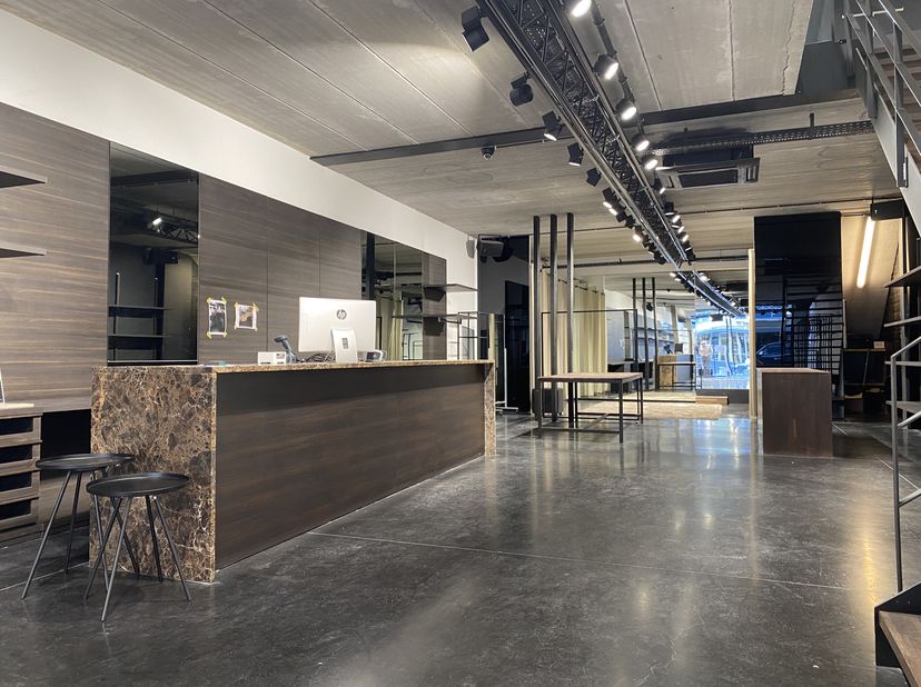 Local commercial récent d&#039;une surface utilisable totale d&#039;environ 310 m² (répartis au rez-de-chaussée et au 1er étage) à louer dans la Manestraat à Ro