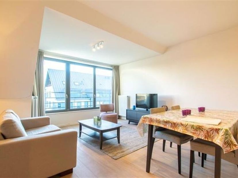 Dicht bij de NAVO en Europese instellingen, dicht bij het openbaar vervoer en alle andere voorzieningen. Schitterend GEMEUBILEERD APPARTEMENT van ±73m
