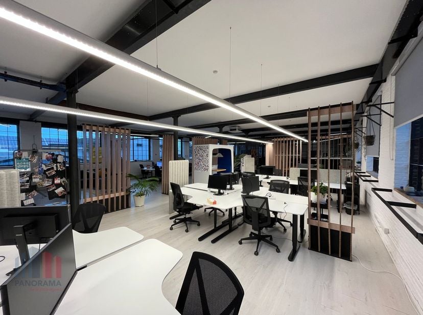 Kantoorruimte van 529 m² te huur met industriële look in de Eskimofabriek te Gent. Deze locatie is uitstekend bereikbaar via de R4 (2km), E17 (5km), E