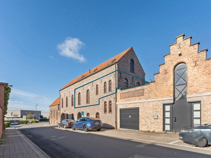 Ontdek dit zeer ruim, lichtrijk en karaktervol appartement in kleinschalige residentie &quot;De Brouwerij&quot;.&lt;br /&gt;
De indeling van het appartement is als vo