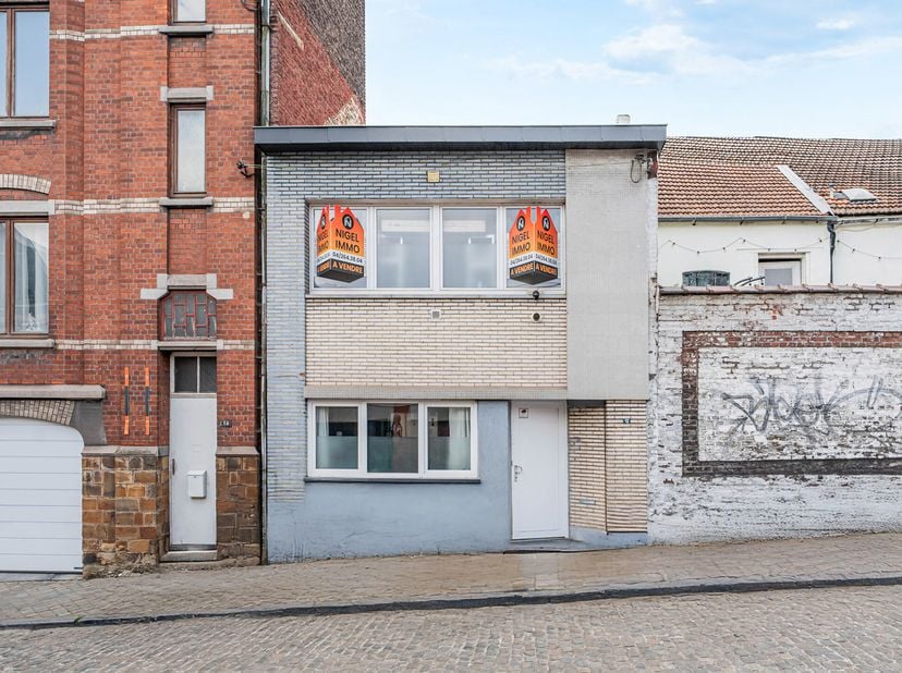 NIGEL IMMO vous propose en exclusivité cette maison à rafraîchir, idéalement située à Seraing, à deux pas de toutes les commodités (écoles, commerces,
