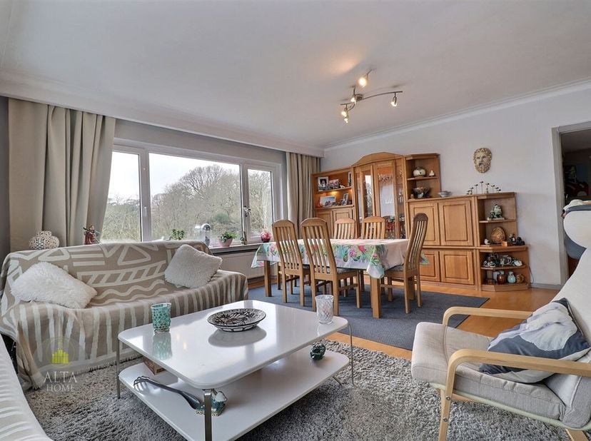 Jette. ALTA HOME vous propose à la vente ce spacieux appartement offrant un confort optimal sur une surface habitable de 120m². Idéalement aménagé, il