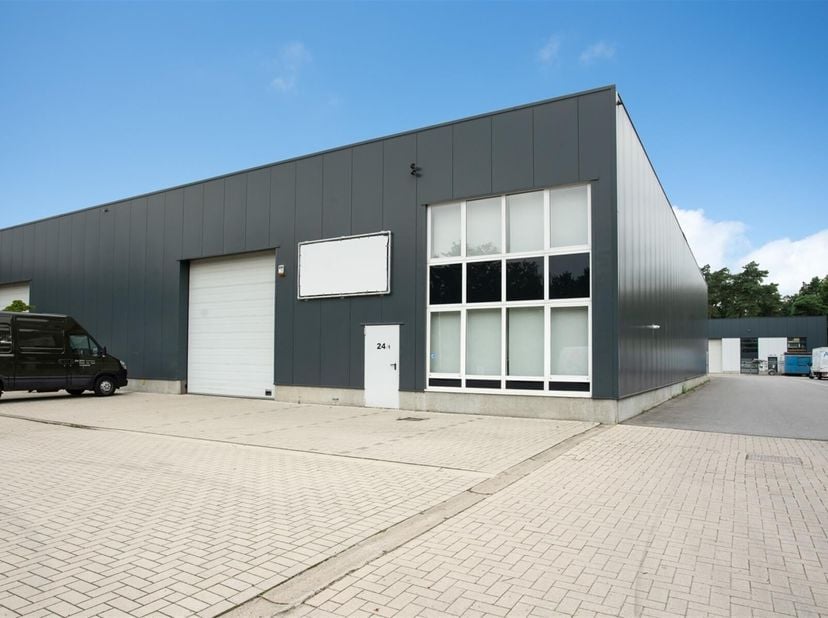 In de begeerde KMO-zone Bosduin ligt dit ruime magazijn met kantoorruimte. Goede bereikbaarheid vanuit Wuustwezel, Brasschaat, Kapellen en Kalmthout.