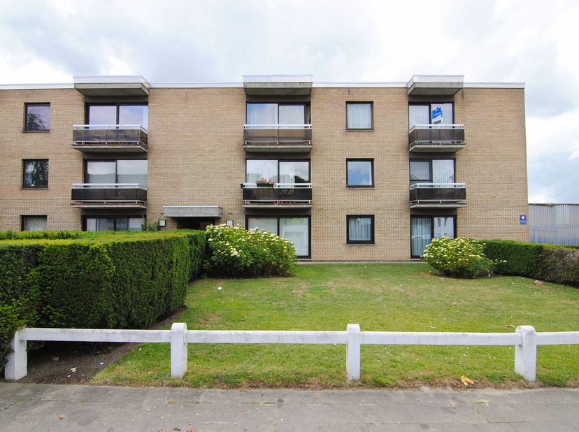 Dit aangename appartement is gelegen op een vlot bereikbare locatie nabij Brugge. In de directe omgeving vindt u tal van winkels, horecazaken, scholen