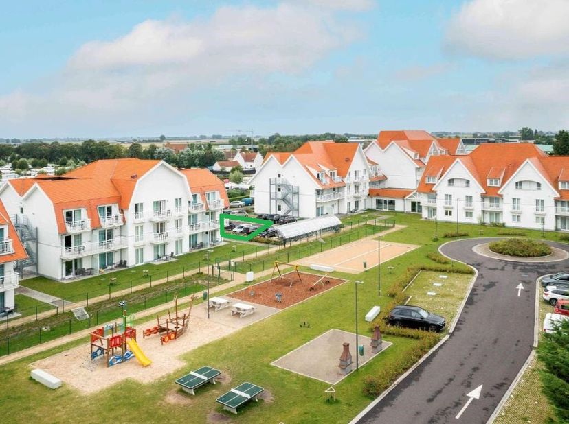 Deze 3 bovengrondse parkeerplaatsen (in erfpacht) deel uitmakend van de Ibis-Styles-hotelsite tegenaan Nieuwpoort-Stad biedt gezond rendement, en er h