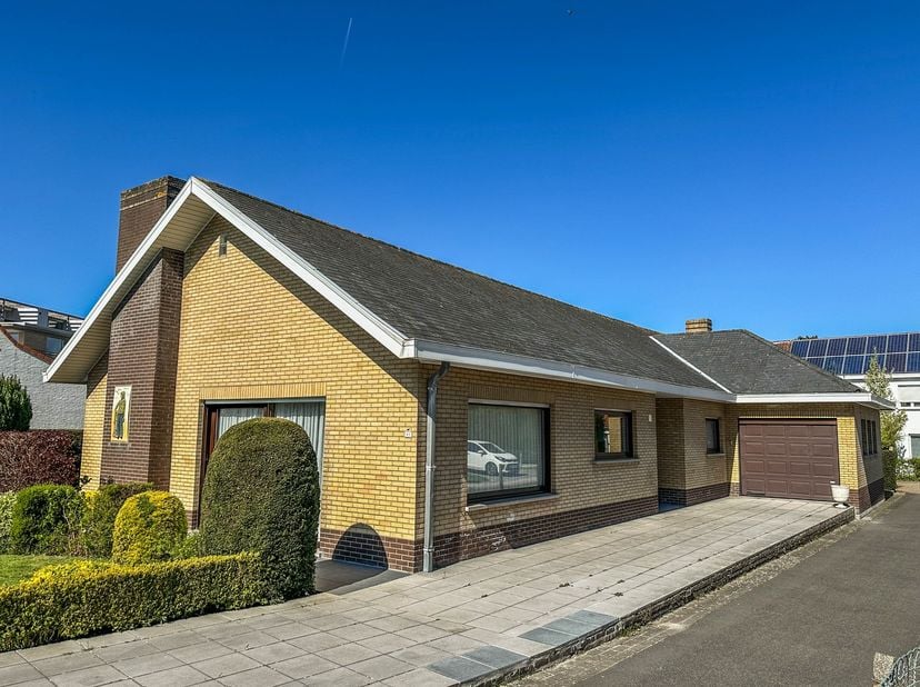 Verzorgde en ruime gelijkvloerse villa nabij de talrijke handelszaken van Oostduinkerke-dorp. Indeling: inkom met apart toilet, zonnige woonkamer met