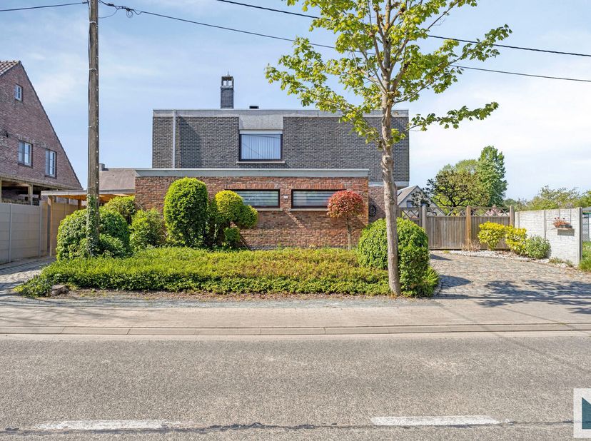 Landelijk gelegen OB met veel karakter en mogelijkheden nabij Buggenhoutbos!&lt;br /&gt;
Deze solide woning werd in 1978 zeer modern opgetrokken waardoor de
