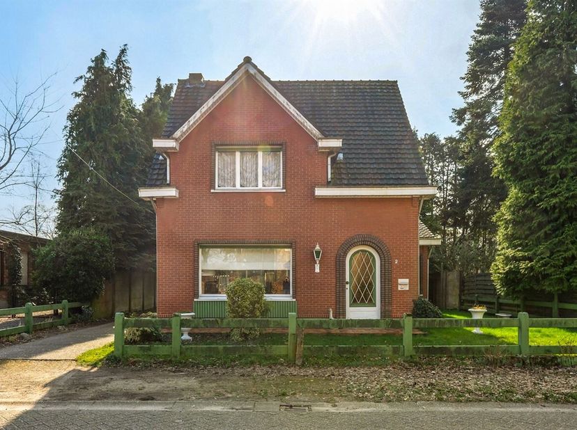 Charmante gezinswoning met grote tuin en garage, rustig gelegen op een mooi perceel van 1.690 m²  &lt;br /&gt;
We betreden de woning via de inkomhal die lei