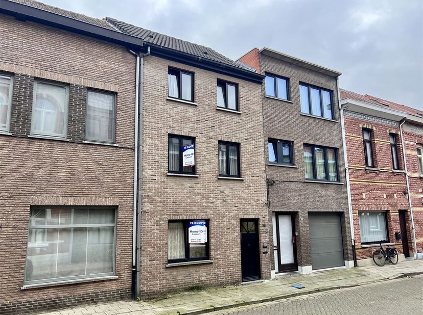 Een ruime gezinswoning met mogelijkheid tot 6 slaapkamers!&lt;br /&gt;
Indeling van het Pand:&lt;br /&gt;
Gelijkvloers:&lt;br /&gt;
Lichte woonkamer, slaapkamer, keuken