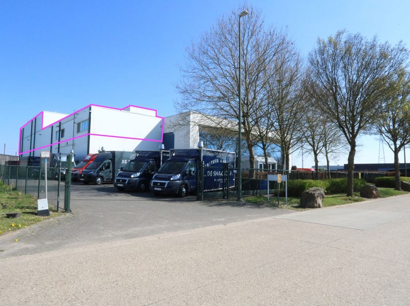 De eerste verdieping van dit multifunctionele handelspand, gelegen in de Bedrijvenzone Oude Bunders te Maasmechelen, biedt een totaaloppervlakte van 1