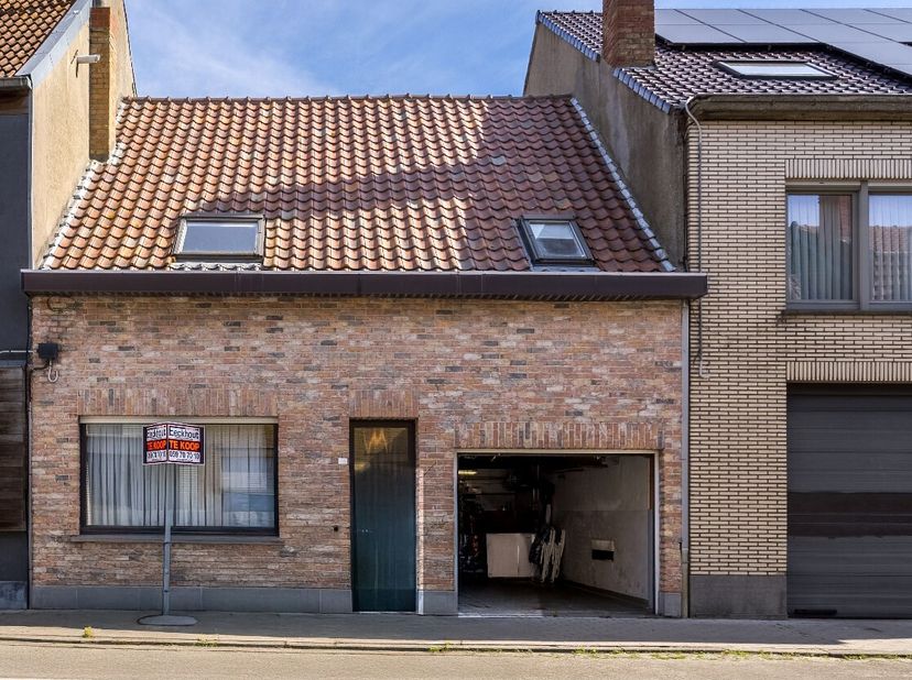 Deze gezellige rijwoning bevindt zich aan een belangrijke invalsweg te Oudenburg, nabij openbaar vervoer, winkels, supermarkten en scholen.&lt;br /&gt;
De w