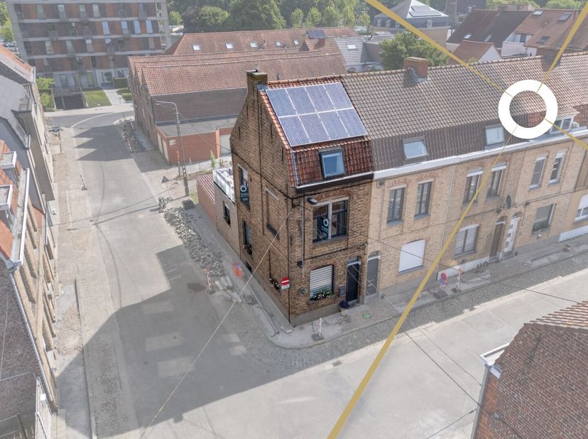 Op een boogscheut van het bruisende, historische centrum van Ieper tref je deze charmante en instapklare stadswoning aan  dé ideale thuis voor wie hou
