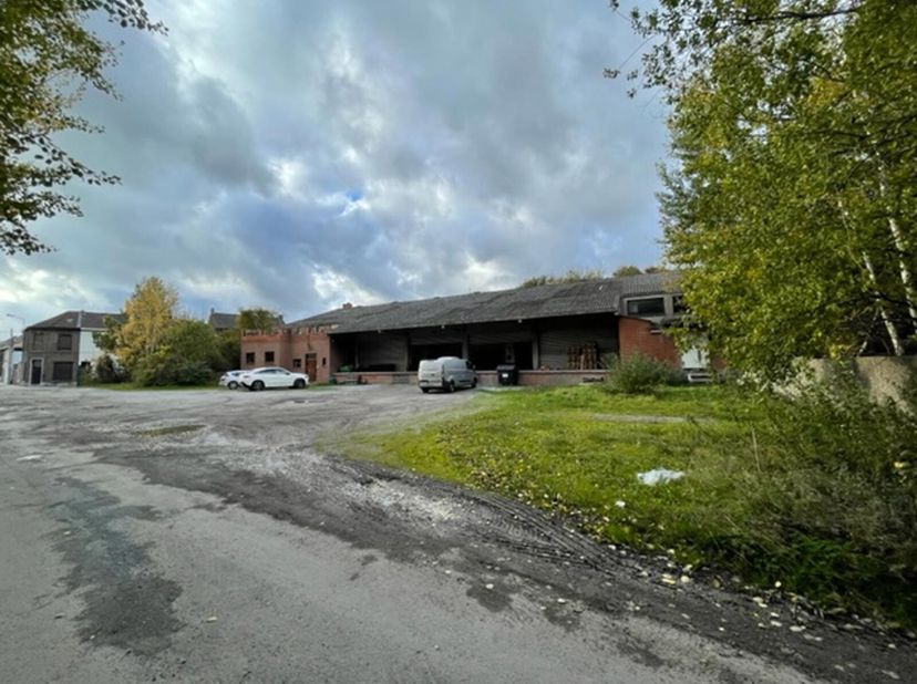 IMMEUBLE INDUSTRIEL&lt;br /&gt;
1) Actuellement entrepôt activité grossiste poissons                               1242 m²&lt;br /&gt;
    avec frigos, congélateu
