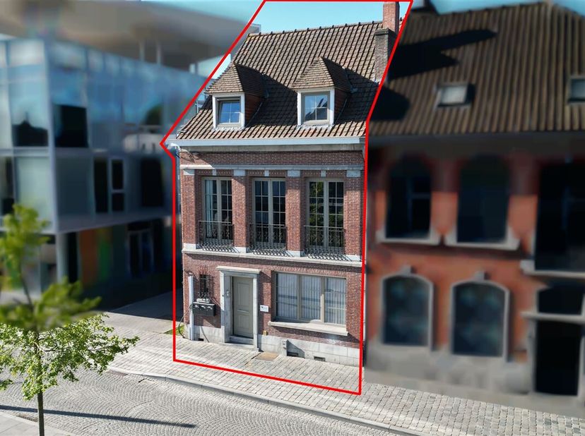Bel immeuble de rapport en parfait état sis sur les quais de l&#039;Escaut à 700m de la Grand Place de Tournai.&lt;br /&gt;
Cet immeuble comprend trois entités l