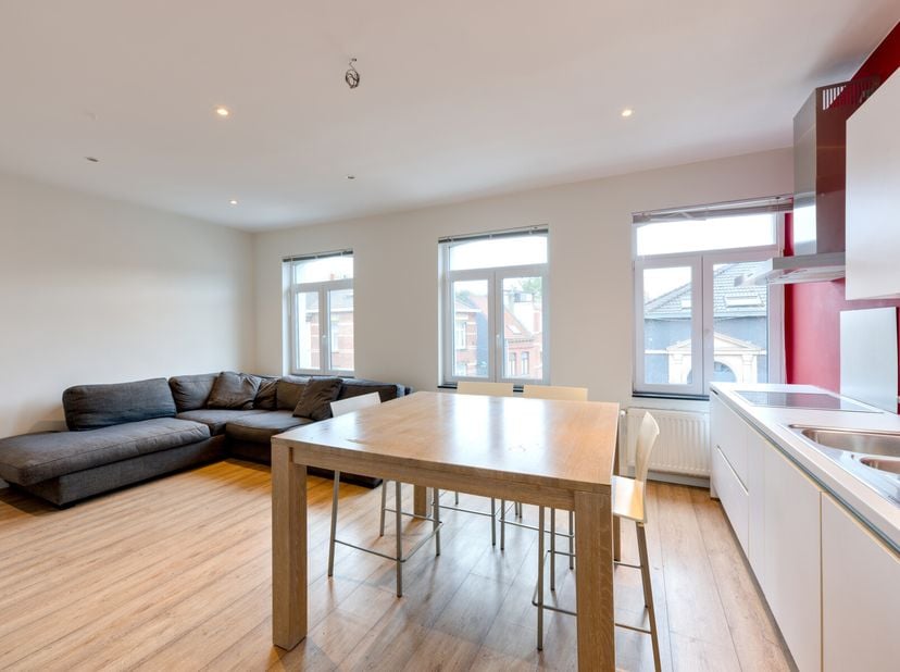 Victoire Junot vous propose à proximité d&#039; Herman-Debroux,  dans un petit immeuble, situé au 2ème étage, un lumineux appartement 2 chambres en duplex