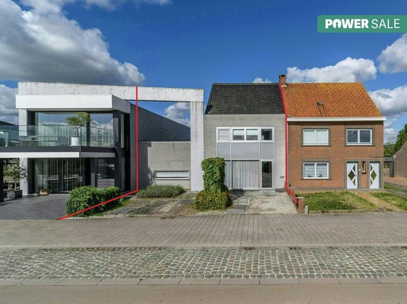 Op een grondoppervlakte van ca 560m² vinden we deze ruime woning te koop. Het huis is rustig gelegen in Reninge (Lo-Reninge) doch met goede verbinding