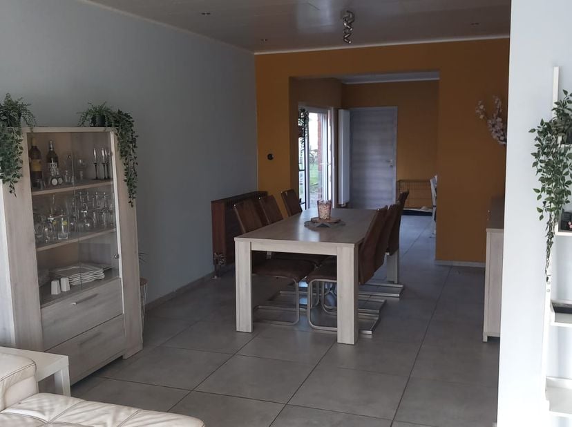 GEEN IMMO !!! Deze woning, gelegen in het landelijke Kerksken, biedt ruime en functionele verdiepingen.  Het gelijkvloers bestaat uit een inkomhal, ee
