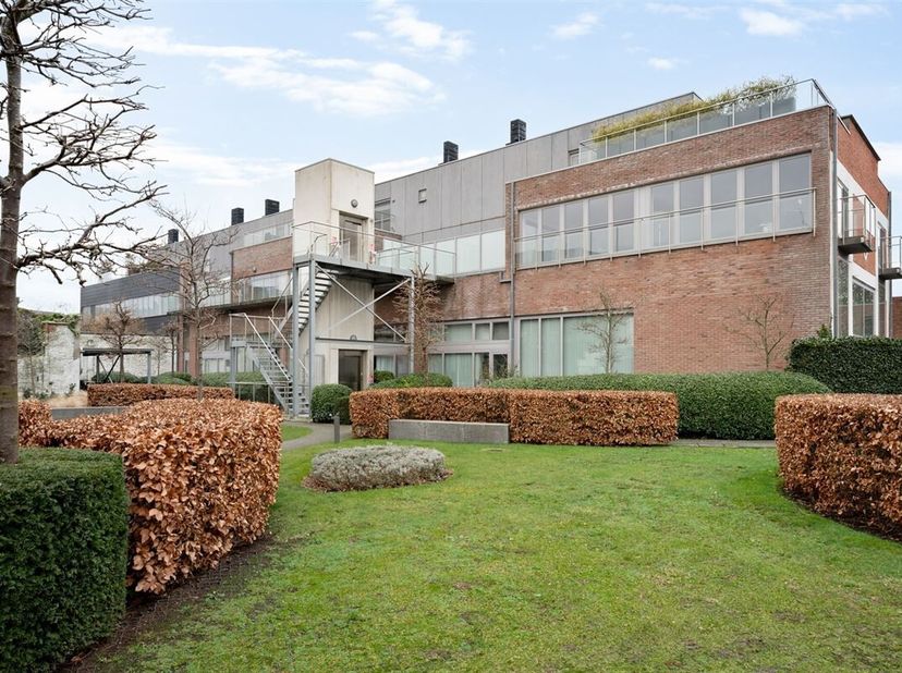 Ontdek deze riante penthouse met 4 slaapkamers, 2 badkamers en 2 zonneterrassen op een uitstekende locatie te Mechelen.&lt;br /&gt;
Het duplex-appartement b