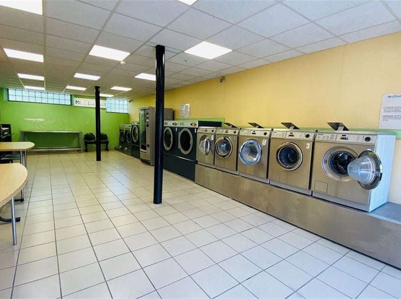 Immeuble mixte situé à 1&#039; du centre de Pecq sur l&#039;axe le plus fréquenté de l&#039;entité.&lt;br /&gt;
Cette propriété dispose d&#039;un rez commercial (actuellement u