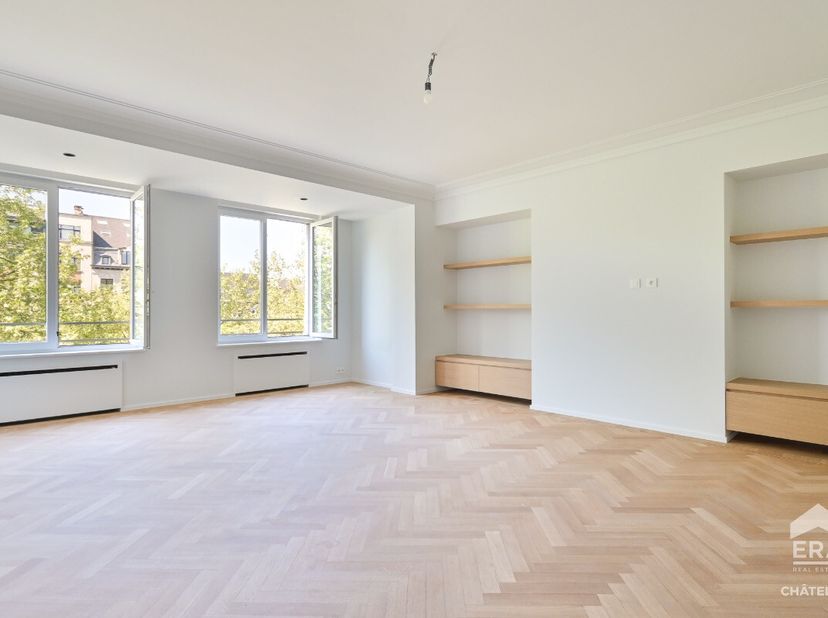 ERA CHATELAIN biedt u dit prachtig luxueus appartement aan van ongeveer 150 m², volledig gerenoveerd (2025) met hoogwaardige materialen, dat een ongeë