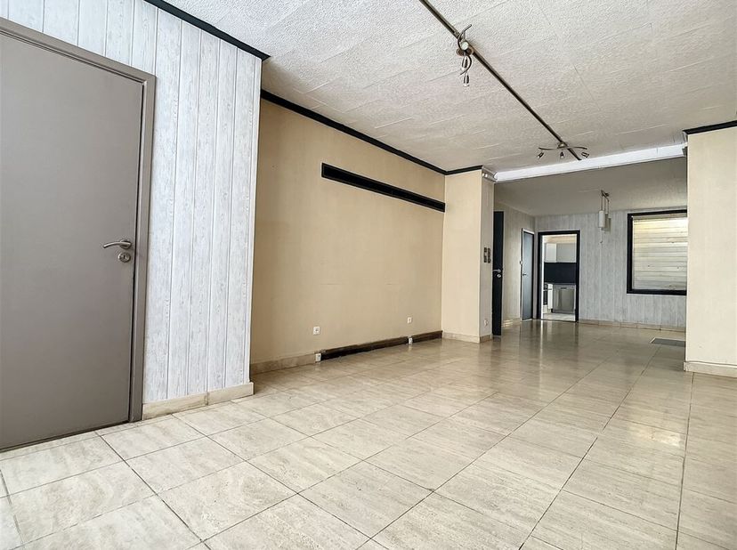 Maison proche du centre-ville et du parc communal de Mouscron.&lt;br /&gt;
Au rez-de-chaussée se trouvent : un hall d&#039;entrée, un WC indépendant, un lumineux