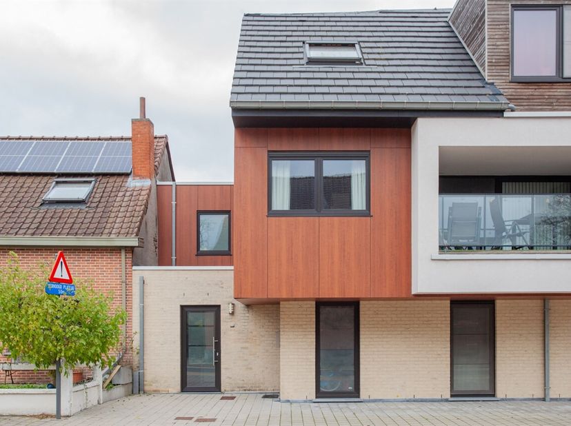 Instapklare woning, centrum Laarne met 4 slaapkamers!&lt;br /&gt;
Topwoning te koop! De troeven van deze woning zijn ongetwijfeld de locatie, EPC A (96!), 4