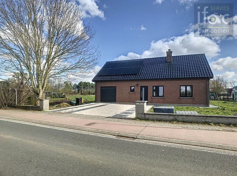Maison entièrement rénovée avec un grand jardin et une belle vue sur les champs. Chauffage par pompe à chaleur et équipé de 20 panneaux solaires. PEB