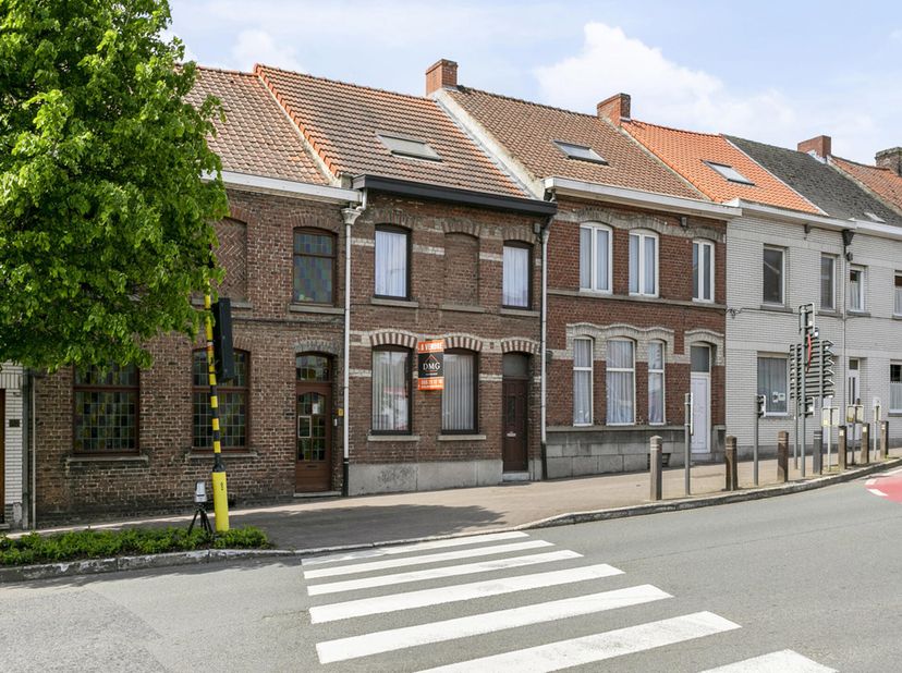 Deze interessante eigendom bevindt zich op een invalsweg vlakbij het centrum, scholen, winkels.Achter deze bescheiden gevel schuilt een zee aan ruimte