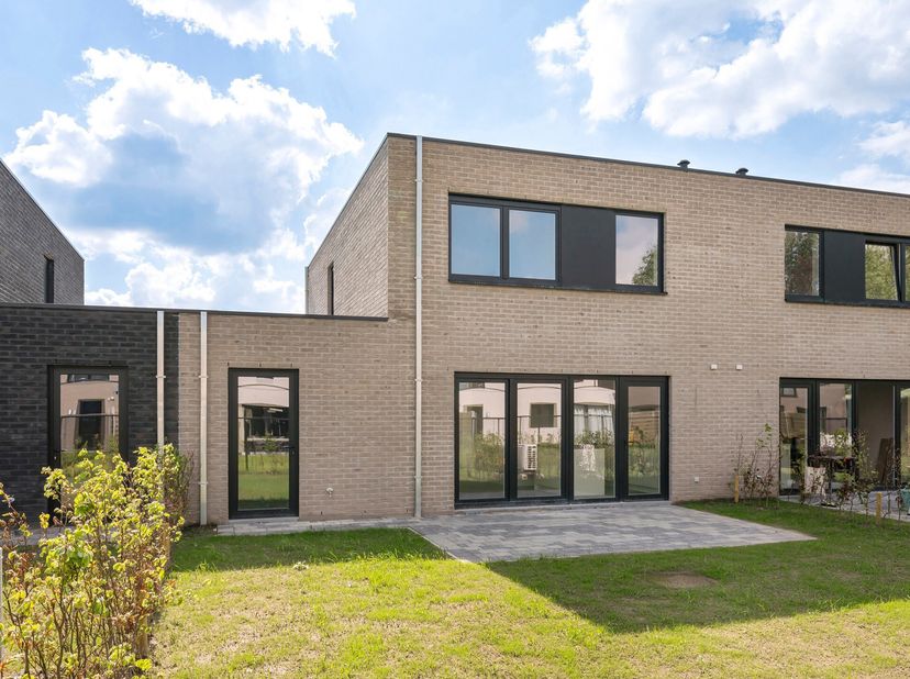 BEN woning met 3 à 4 slaapkamers, garage en aangelegde tuin op een grondstuk van 237m². De woning is momenteel verhuurd voor 1.500 EUR per maand en du