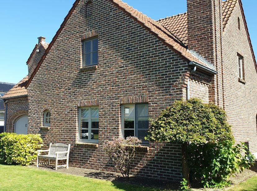 Te koop: Charmante villa met omheinde tuin! Gezinsvriendelijke woning met 3 ruime slaapkamers en een garage, gelegen in een aangename woonwijk, vlakbi