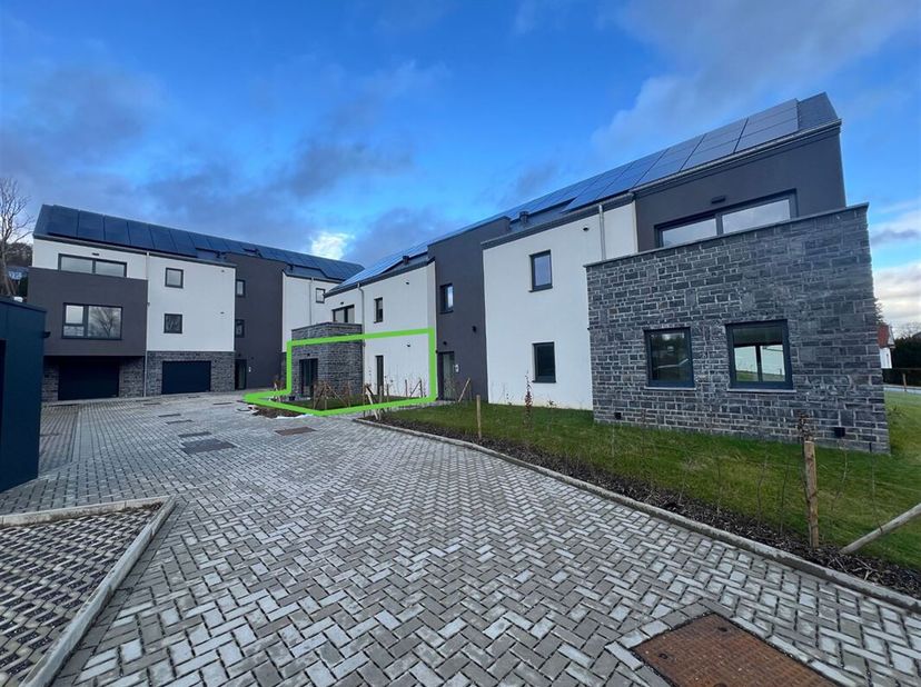 MCA Immobilier presenteert u dit instapklare nieuwbouwappartement, gelegen in Barvaux op 5 minuten van Durbuy. Het bevindt zich op het gelijkvloers va