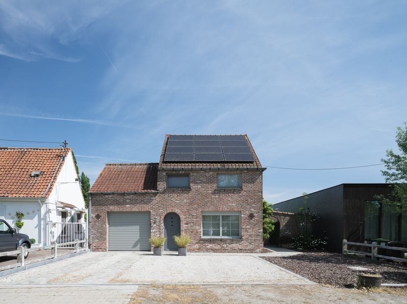 In de rustige en groene Heiebreestraat te Drongen, op een boogscheut van de Vinderhoutse Bossen, vinden we deze gezellige woning met een landelijke sf