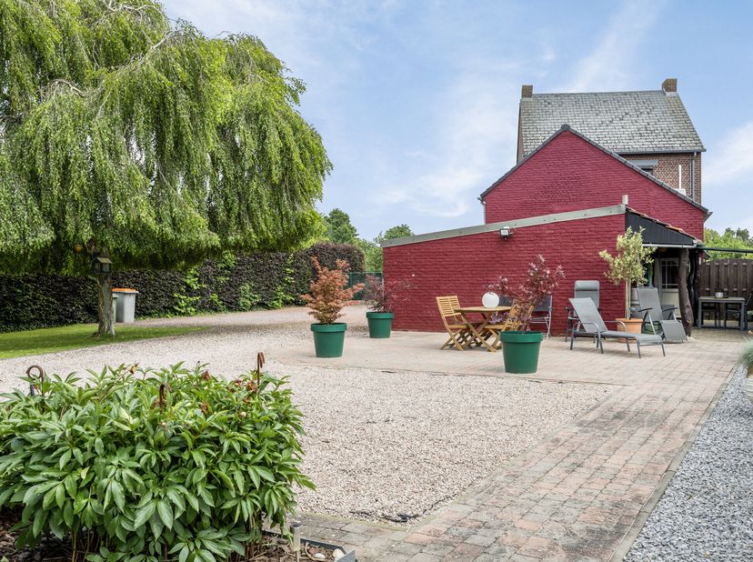 Cette maison partiellement rénovée avec des éléments authentiques est idéalement située sur le Rijksweg à Opgrimbie (Maasmechelen), à seulement 10 min