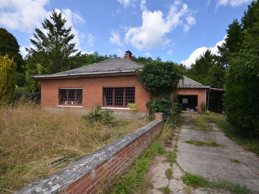 Gelegen in een rustige woonwijk van het charmante dorpje Dourbes, biedt dit gelijkvloerse huis met 4 gevels dat volledig gerenoveerd moet worden een g