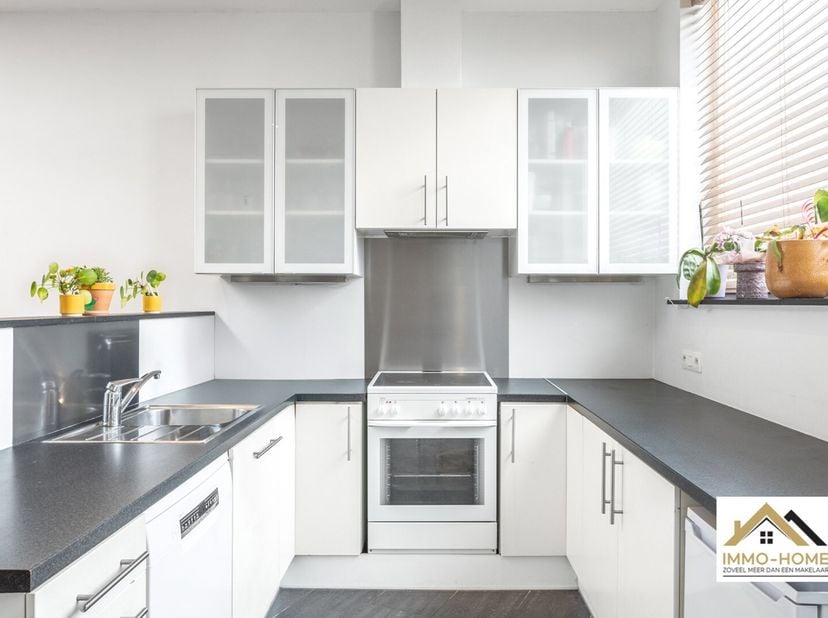 In een rustige woonwijk van Geraardsbergen bevindt zich deze gerenoveerde woning, gelegen aan een prachtig groengebied.&lt;br /&gt;
Bij het binnenkomen erva