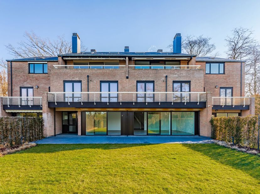 Dans le quartier de l&#039;Observatoire ,le long d&#039;une large avenue résidentielle , dans un immeuble de 1989, lumineux et agréable rez-de-jardin -duplex ré