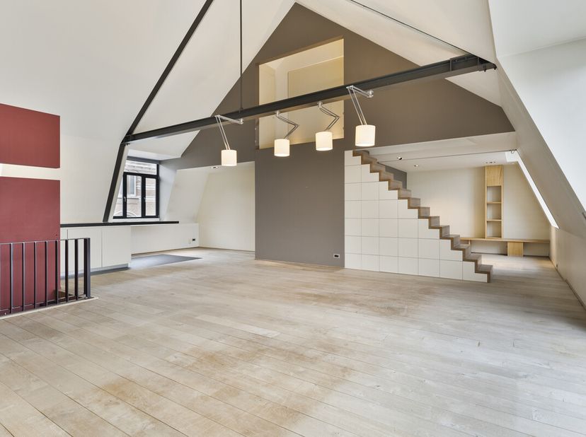 Situé dans une zone paisible et à proximité immédiate des transports en commun, ce triplex loft exceptionnel (penthouse de ±170m²) vous séduira par se