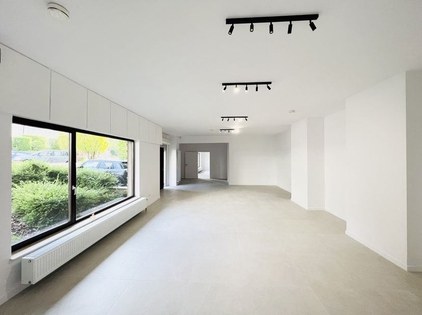 WOLUWE-SAINT-PIERRE - Ideaal gelegen op de Place des Maïeurs, in een commerciële en aangename buurt, ruim kantoor van ± 190 m² volledig gerenoveerd, m