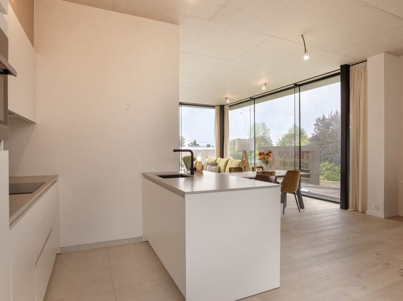 Dans la petite résidence, il n&#039;y a que 2 appartements à vendre avec un cabinet médical au rez-de-chaussée. &lt;br /&gt;
L&#039;appartement du premier étage est u