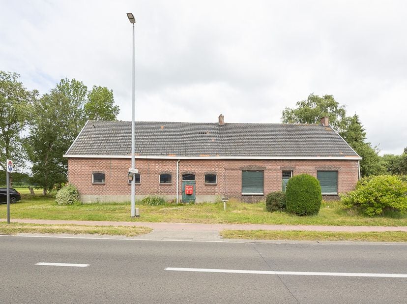 Een hoeve met grond en aanhorigheden, kadastraal bekend, sectie D, nummers 0299DP0000, 0299HP0000, 0291AP0000 en 0299GP0000, met een gezamenlijke oppe