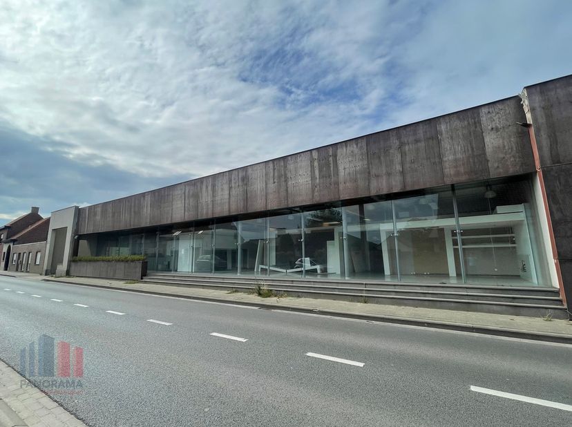 Multifunctioneel bedrijfsgebouw bestaande uit een ruimte showroom met kantoren 1.605 m² in combinatie met 3.987 m² magazijnruimte op een terrein van m