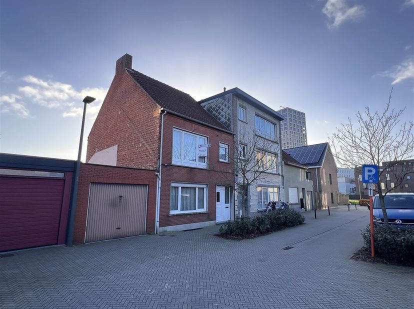 Rustig en op wandelafstand van de Grote Markt. Grote woonst (158 m²) met 3 a 5 slaapkamers, een grote eetkeuken, een diepe zuid-tuin op perceel van 43
