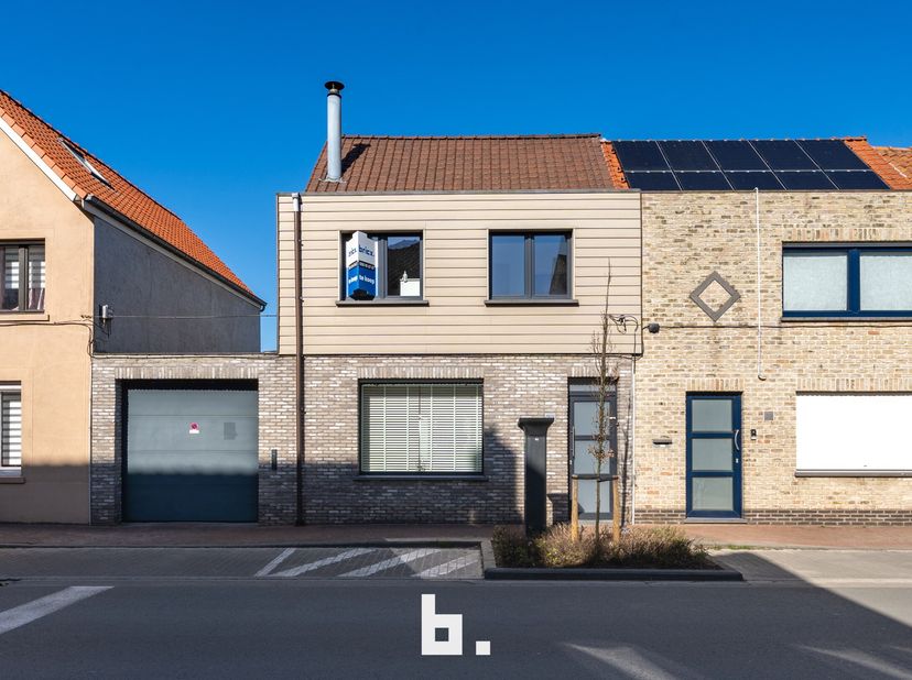 Instapklare woning met 4 slaapkamers, tuin en dubbele garage in het centrum van Heist.&lt;br /&gt;
De woning is als volgt ingedeeld: inkomhal, woonkamer ing