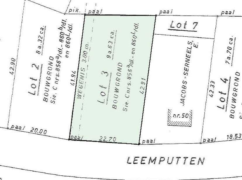 Mooi perceel met zongerichte tuin, groot 9a63ca (inclusief wegenis van 3m langs de linker perceelsgrens) Landelijk gelegen en op wandelafstand van het