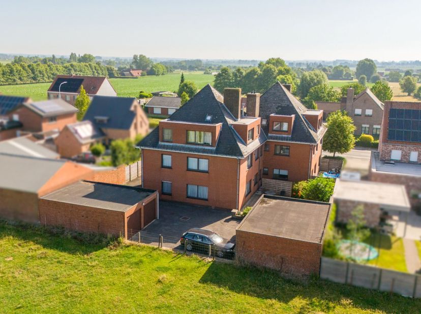 Bent u op zoek naar een zorgeloze en rendabele investering? Deze exclusieve opbrengsteigendom biedt een gunstige combinatie van locatie, potentieel en