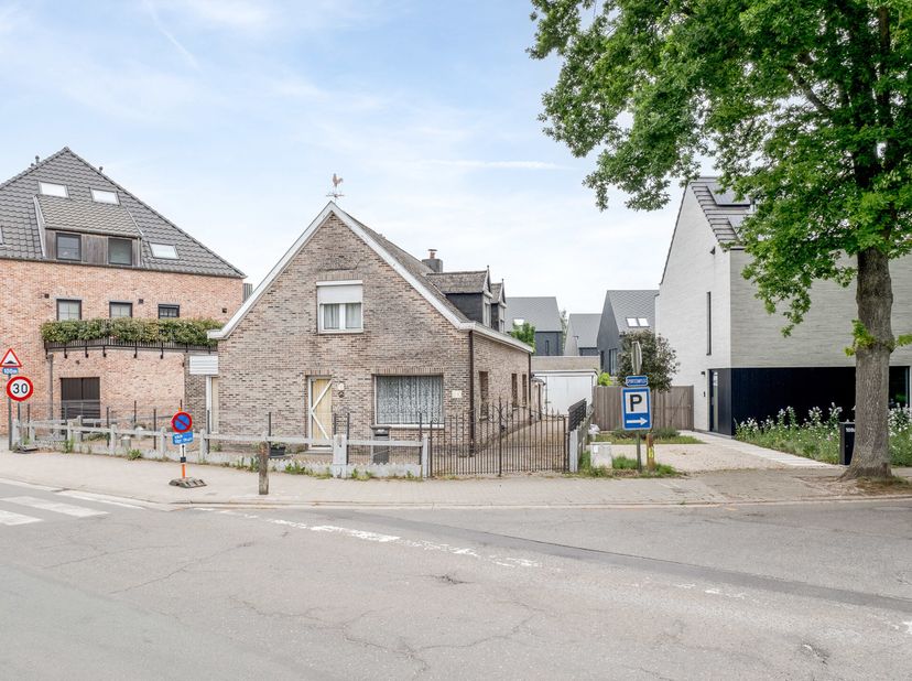 Vandaag nemen we je mee naar een verrassend ruime woning op wandelafstand van het centrum van Bornem. Dankzij de uitstekende ligging heb je alles binn